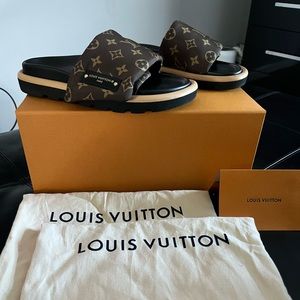 Authentic LV Pool Pillow Flat Comfort Mule size 39 equivalent to 8.5 US
